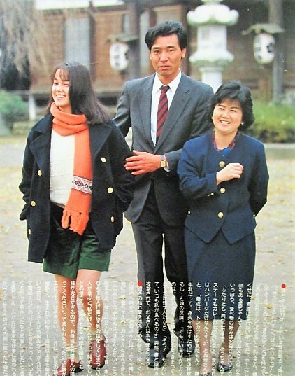 小田茜さんとご両親の画像