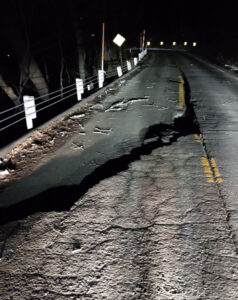 地震画像｜福島県道 386号（安達太良山から岳温泉）で地割れ発生！「落ちたりパンクしたりする」