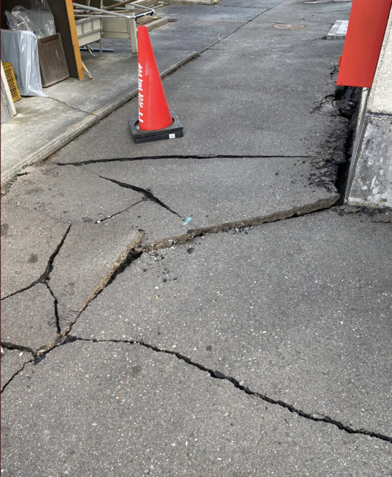 地震画像｜福島県内各地で地割れが発生！場所や被害状況や交通状況は